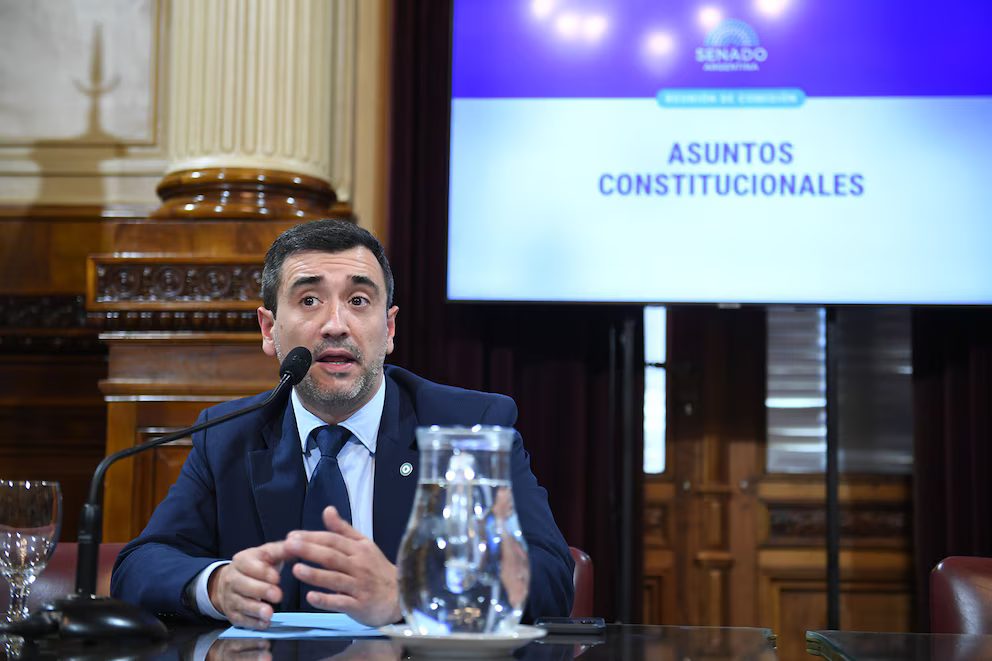 El libertario y titular de la comisión de Asuntos Constitucionales de la Cámara alta, Agustín Coto, que abrirá el debate por la reforma electoral en el Senado.
