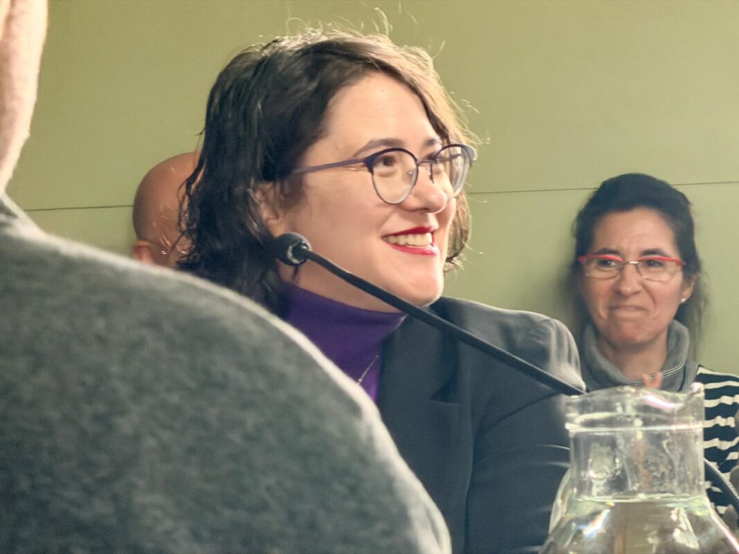 La libertaria Betina Riva presentó con bombos y platillos al peronista Pedro Borgini al frente de una comisión, y desató las risas de los presentes.