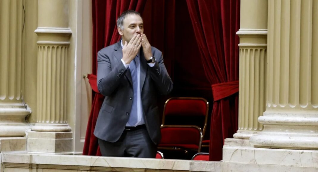 El escándalo por presunta corrupción del jefe de Gabinete, Manuel Adorni, suma un nuevo capítulo. Pagó en efectivo USD 15.400 por una casa alquilada en el country Indio Cuá.