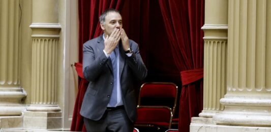 El escándalo por presunta corrupción del jefe de Gabinete, Manuel Adorni, suma un nuevo capítulo. Pagó en efectivo USD 15.400 por una casa alquilada en el country Indio Cuá.