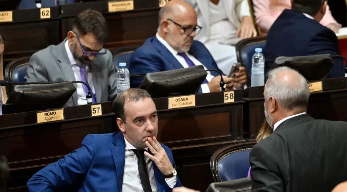 Cayó el otro Adorni: imputaron al diputado bonaerense por enriquecimiento ilícito y lavado de dinero Al igual que su hermano, el diputado bonaerense de La Libertad Avanza, Francisco Adorni, fue imputado por enriquecimiento ilícito y lavado de dinero.