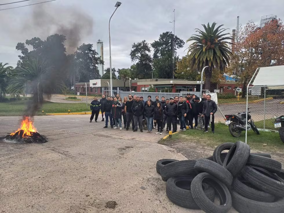 Trabajadores de la empresa CABOT encabezan una vigilia para evitar el cierre de la planta ubicada en Campana.