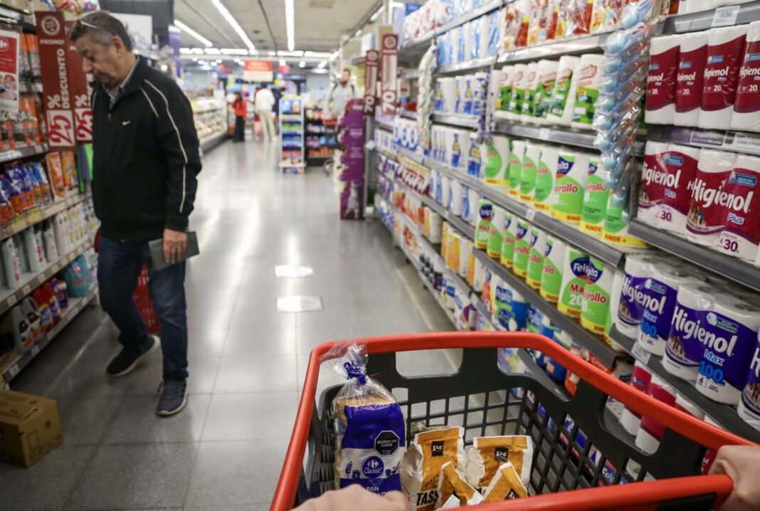 Tras diez meses en suba, la inflación de abril desaceleró 0,8 puntos porcentuales y se ubicó en 2,6%. En lo que va de 2026, el acumulado trepó al 12,3%.