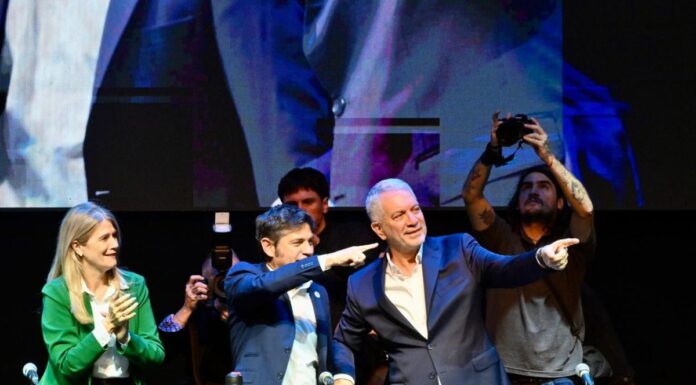 La interna le hizo pasar otro mal momento a Kicillof: gritos, abucheos y cánticos contra el gobernador La interna peronista se coló este jueves en un acto del gobernador Axel Kicillof, cuando cuatro militantes reclamaron por la liberación de la ex presidenta Cristina Kirchner.