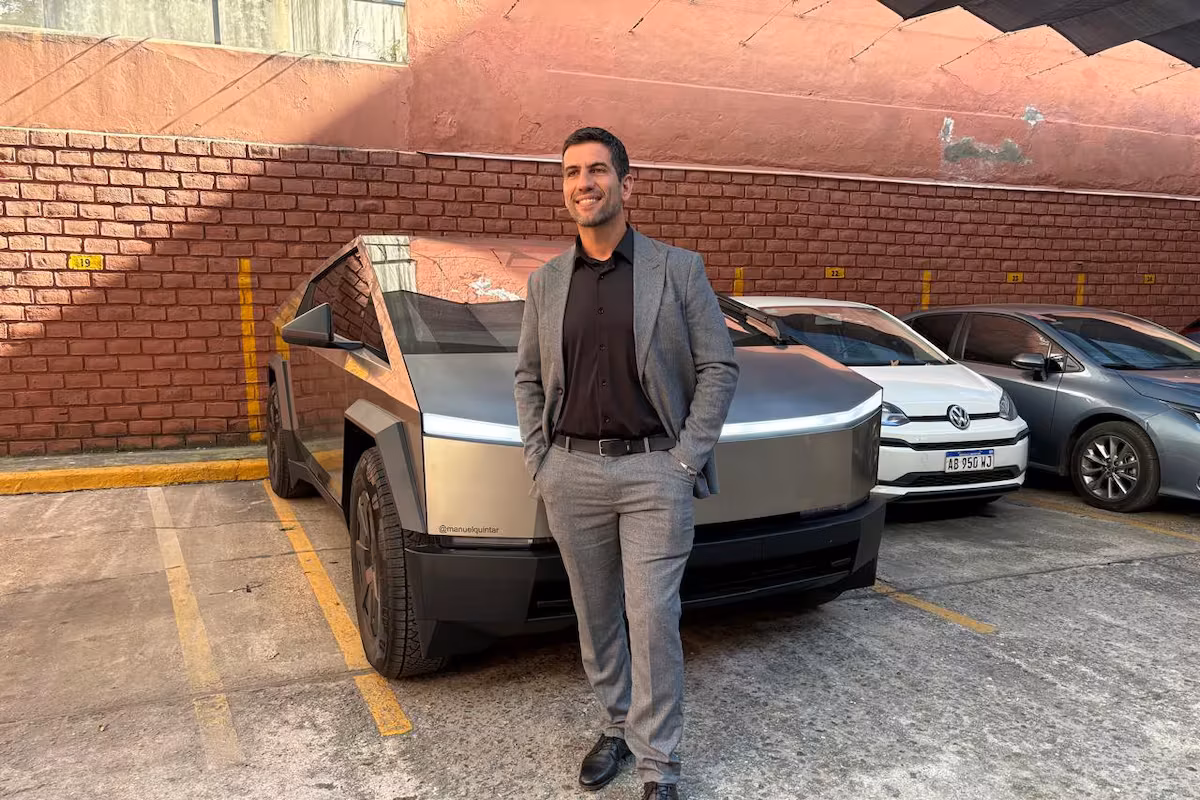 Milei defendió al diputado que fue con un auto de 300 mil dólares al Congreso: “¿cuál es el problema?” El presidente Javier Milei respaldó a su diputado Manuel Quintar, tras la polémica con el Tesla Cybertruck y apuntó contra el periodismo.