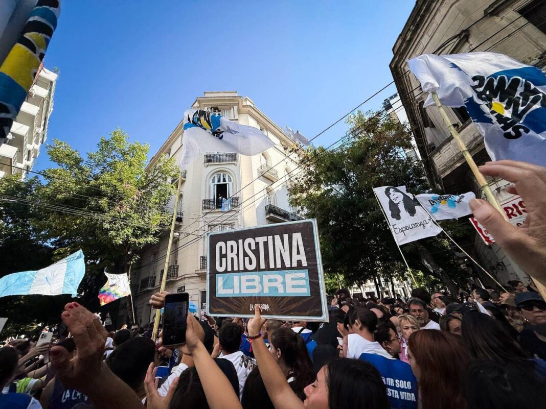 El senador de La Cámpora, Emmanuel González Santalla, sumó tensión al conflicto entre la militancia kirchnerista y Axel Kicillof que se volvió a abrir este jueves en La Plata.