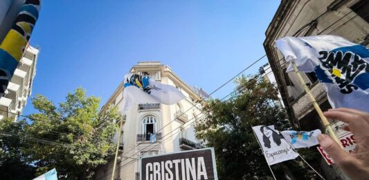 El senador de La Cámpora, Emmanuel González Santalla, sumó tensión al conflicto entre la militancia kirchnerista y Axel Kicillof que se volvió a abrir este jueves en La Plata.