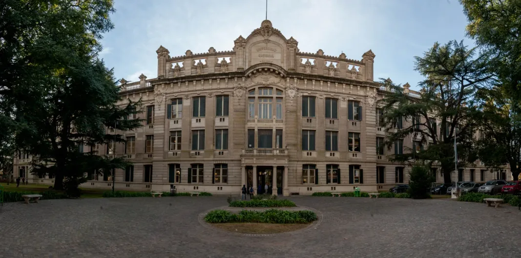 El senador libertario Carlos Curestis condenó la realización del acto por Cristina Kirchner, que tuvo lugar en el Colegio Nacional de la UNLP.