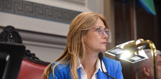 La titular del Senado bonaerense, Verónica Magario, publicaría el próximo lunes el nuevo decreto de comisiones que ubicaría al camporista González Santalla en la comisión de ACA.