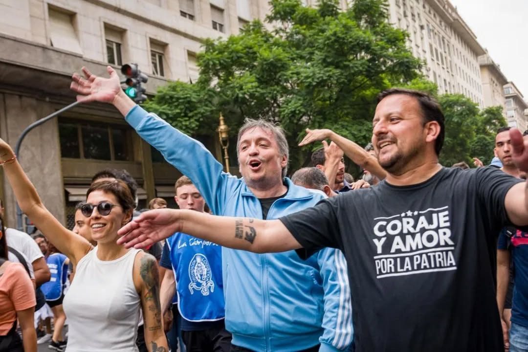 El senador de La Cámpora, Emmanuel González Santalla, junto a Máximo Kirchner y Mayra Mendoza.