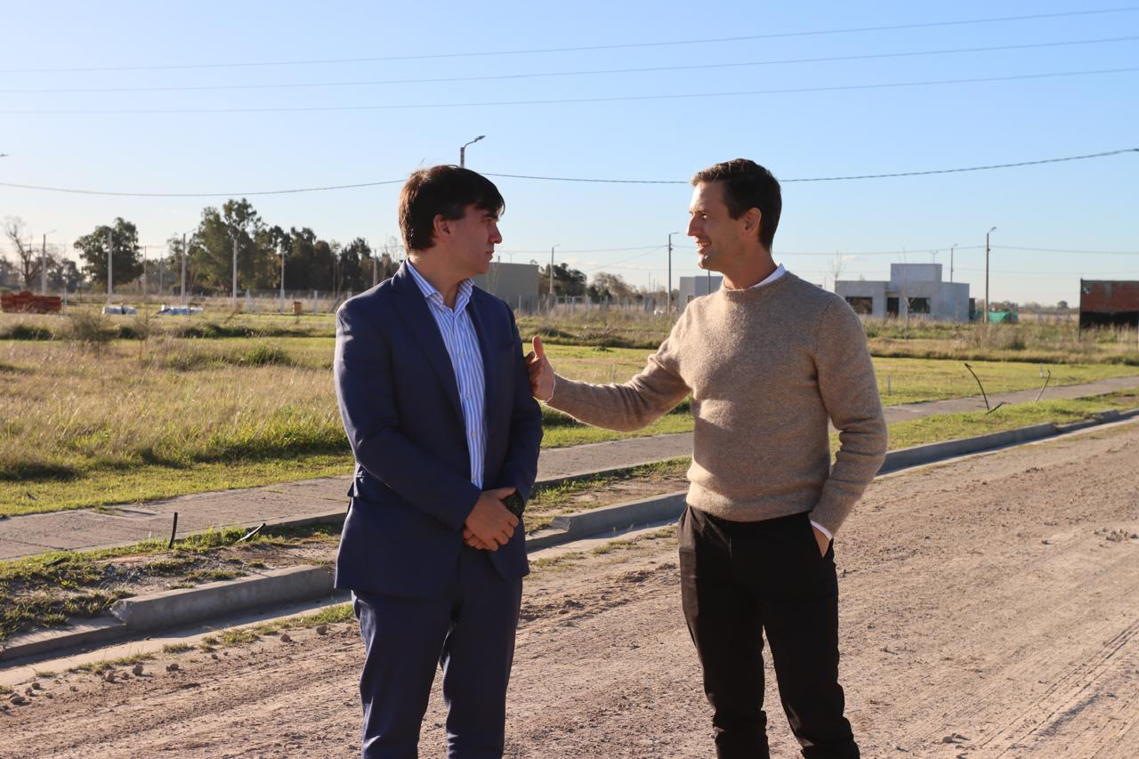 El intendente de Castelli, Francisco Echarren, visitó a su par de San Vicente, Nicolás Mantegazza, para discutir una agenda conjunto sobre los problemas del acceso a la vivienda. 