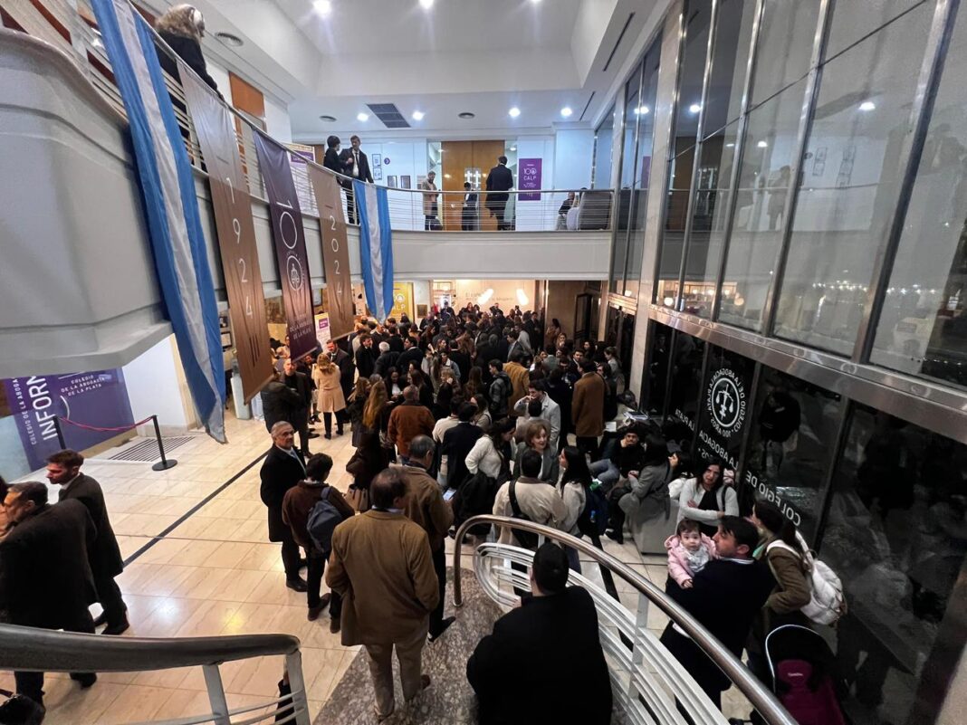 La lista oficialista se impuso por amplio margen y consolidó su conducción al frente del Colegio de Abogados de La Plata.