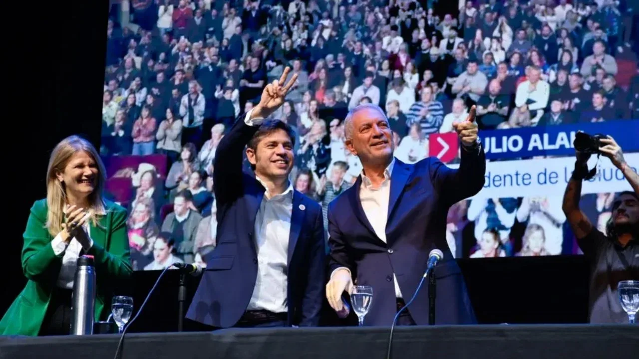 Militantes reclamaron por la libertad de Cristina Kirchner durante un acto encabezado por Axel Kicillof en La Plata y expusieron las tensiones internas del PJ bonaerense.