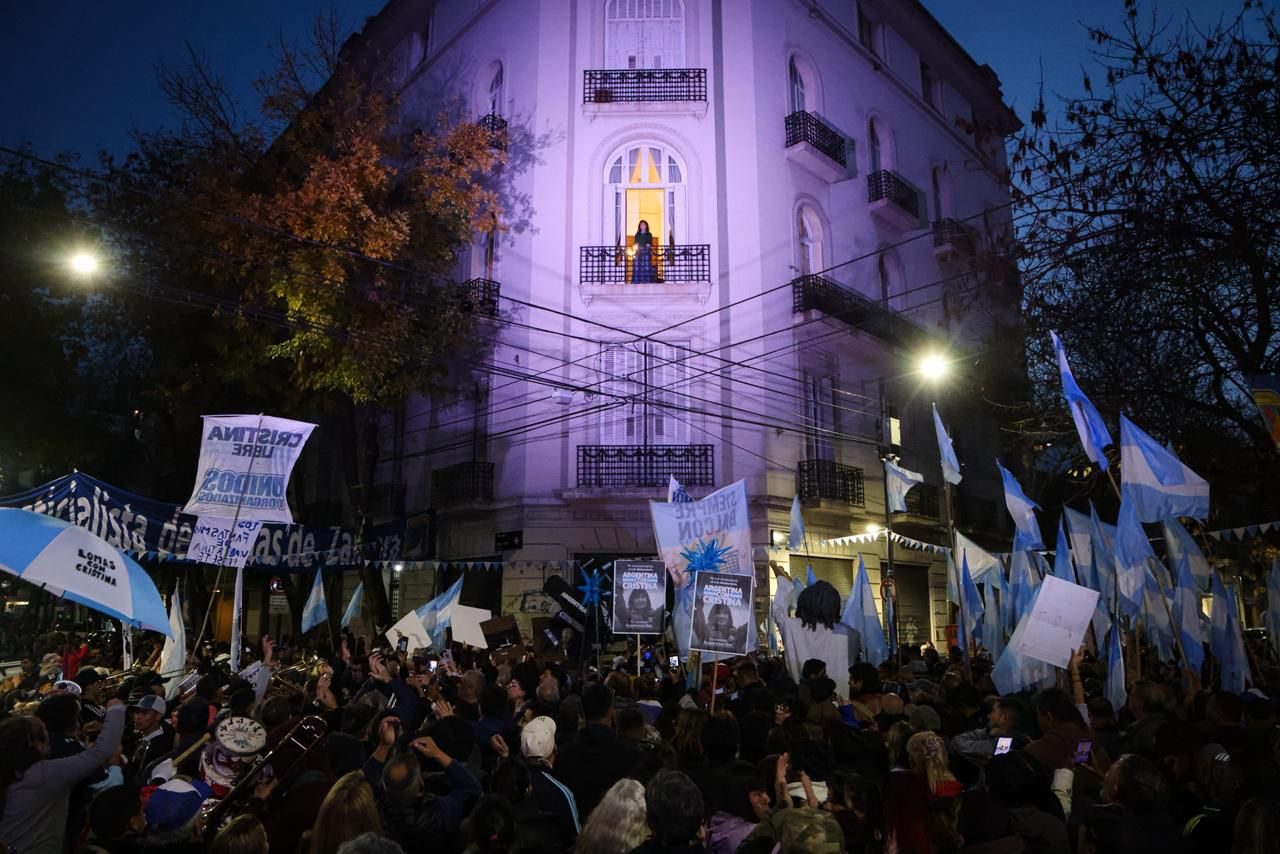 La movilización del PJ de Lomas de Zamora se produjo en paralelo a una nueva convocatoria kirchnerista frente al domicilio de Cristina Kirchner bajo la consigna “Cristina Libre”.