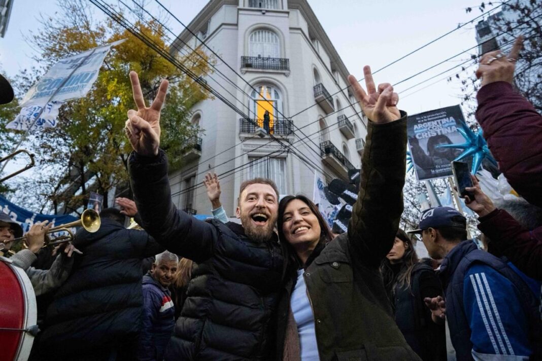 El intendente Federico Otermín encabezó una movilización del PJ lomense hacia la casa de Cristina Kirchner, por la campaña “Cristina Libre”.