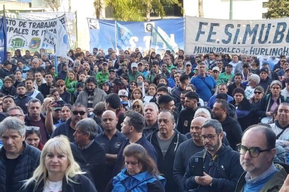 Municipales bonaerenses cruzan a Moyano por la recolección residuos, en medio de la preocupación salarial La Federación de Sindicatos Municipales Bonaerenses (FESIMUBO) le respondió a Camioneros, en un contexto marcado por la preocupación el pago de aguinaldo.