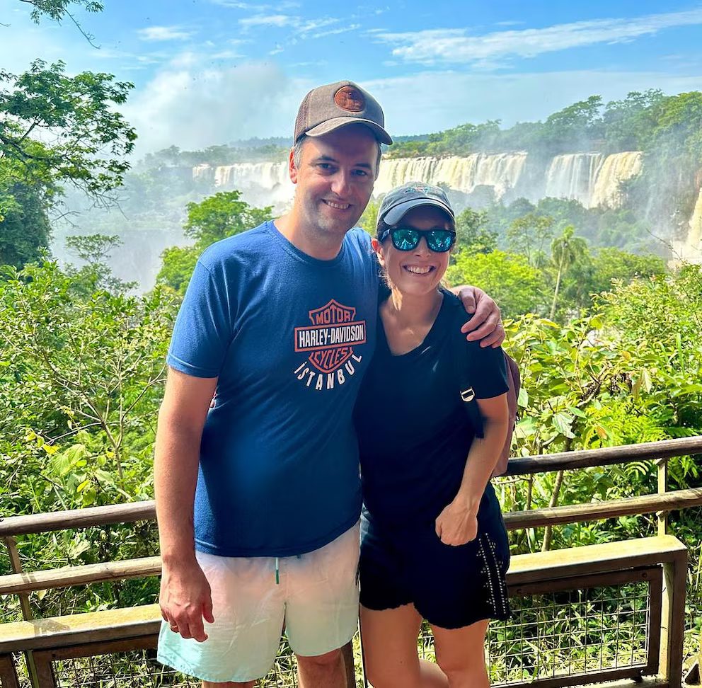 El jefe de Gabinete y su esposa en el viaje a las Cataratas de Iguaz&uacute; que realizaron en octubre del a&ntilde;o pasado.