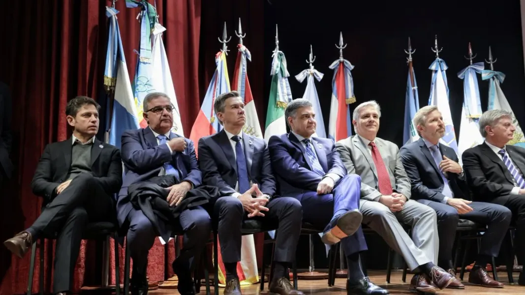 Un puñado de gobernadores evalúa separar sus comicios de la elección presidencial para resguardar sus territorios de la disputa política con Milei.
