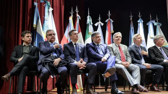 Gobernadores evalúan desdoblamientos para proteger sus territorios de la pelea nacional con Milei Un puñado de gobernadores evalúa separar sus comicios de la elección presidencial para resguardar sus territorios de la disputa política con Milei.