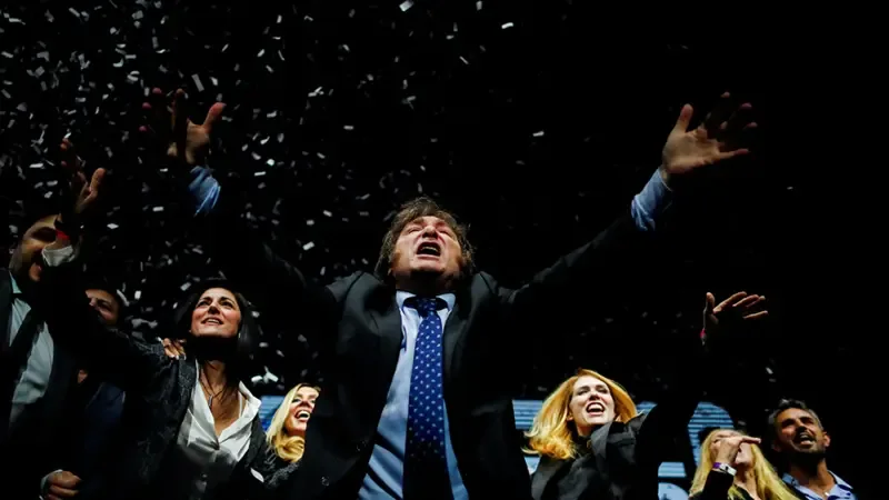 Varios gobernadores consideran que un eventual desdoblamiento electoral complicaría la capacidad política y operativa de La Libertad Avanza (LLA) para sostener campañas competitivas en distintos distritos al mismo tiempo.