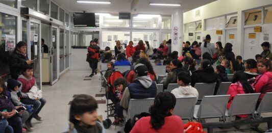 El senador bonaerense de Fuerza Patria, Mario Ishii, alertó por el crecimiento de la demanda en hospitales públicos y pidió declarar la emergencia sanitaria.