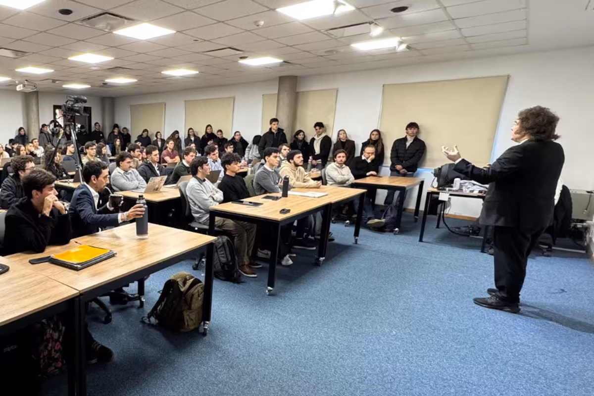 El director de Realización Audiovisual de Presidencia, Santiago Oría, afirmó que el aula estuvo “abarrotada de alumnos”, con varios estudiantes sin lugar para sentarse durante la exposición de Milei.