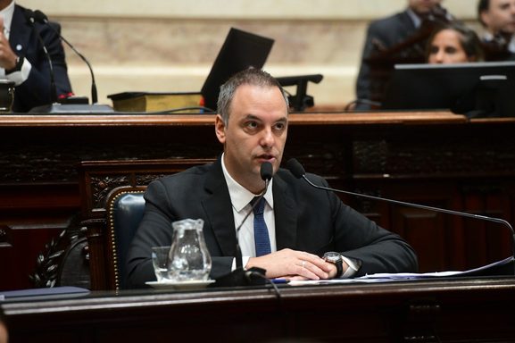El PRO ingresó una ley de declaraciones juradas para candidatos, en medio del caso Adorni El senador bonaerense Alex Campbell presentó un proyecto para que los candidatos electos no puedan asumir el cargo hasta que declaren los bienes a su nombre.