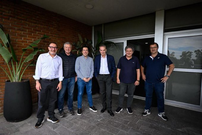 El senador bonaerense de la bancada de los libertarios dialoguista, Carlos Kikuchi, confirmó las intenciones de conformar un frente amplio con el peronismo de cara al 2027. 
