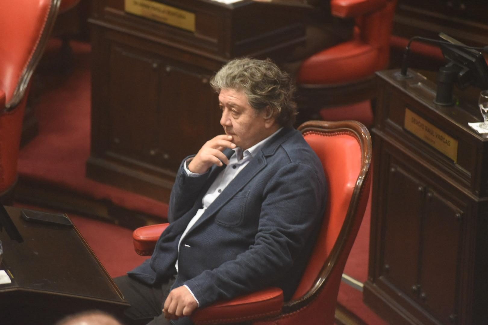 El senador bonaerense de la bancada de los libertarios dialoguista, Carlos Kikuchi, confirmó las intenciones de conformar un frente amplio con el peronismo de cara al 2027. 