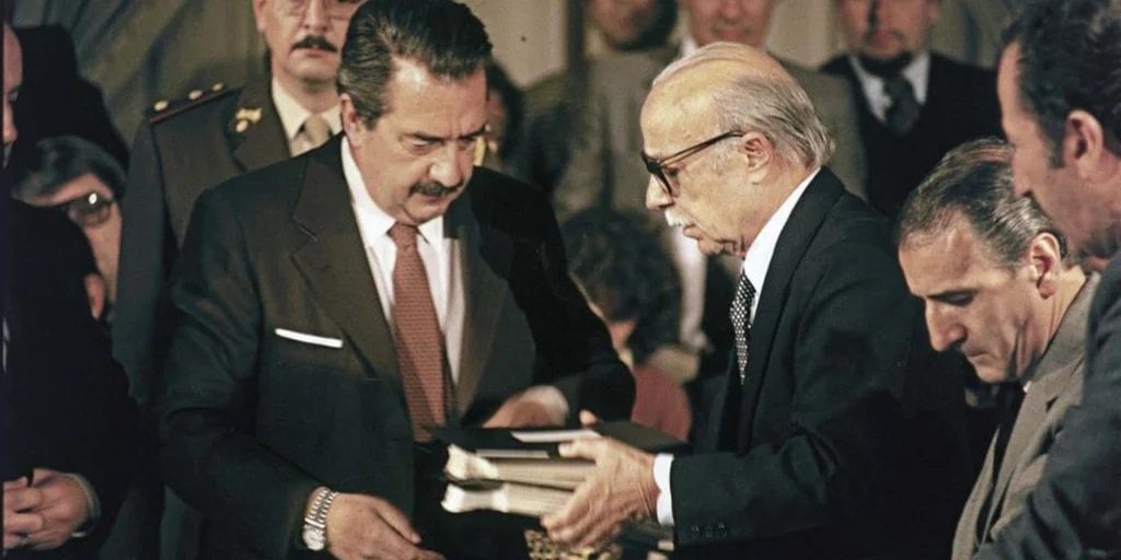 Poco después de asumir como presidente, Alfonsín dispuso la creación de la Comisión Nacional sobre la Desaparición de Personas (CONADEP).