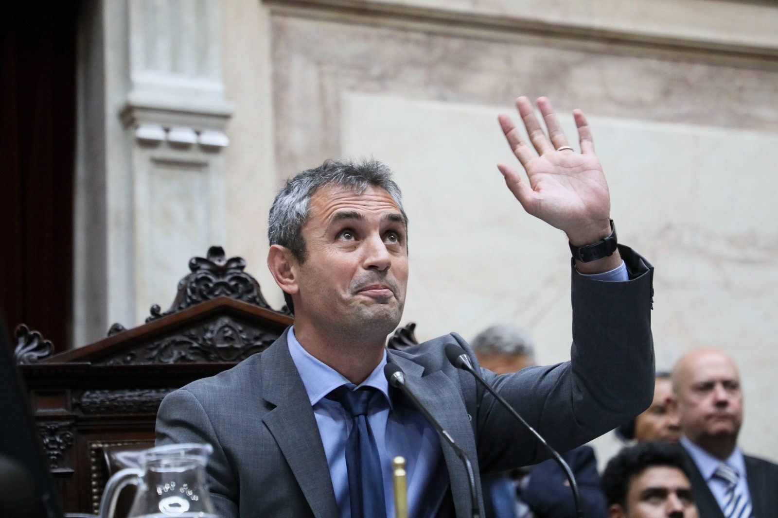 Santiago Caputo expuso una cuenta anónima de Martín Menem en X y el titular de Diputados tuvo que dar explicaciones a líderes de La Libertad Avanza.