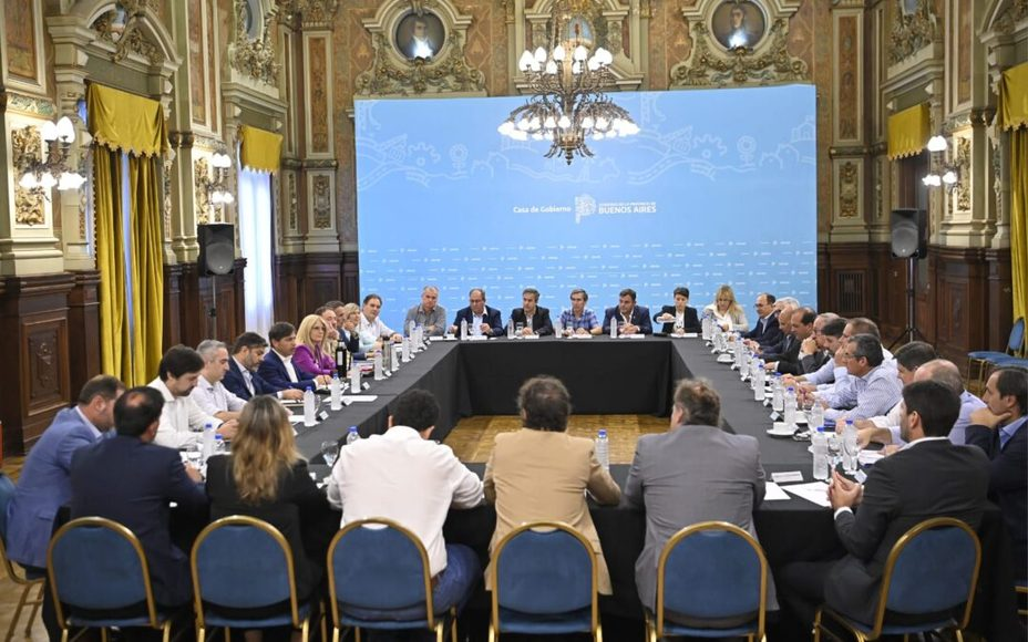 El gobernador Axel Kicillof giró invitaciones a los 135 intendentes para elaborar un reclamo en conjunto por el recorte de recursos en Salud por parte del Gobierno nacional.