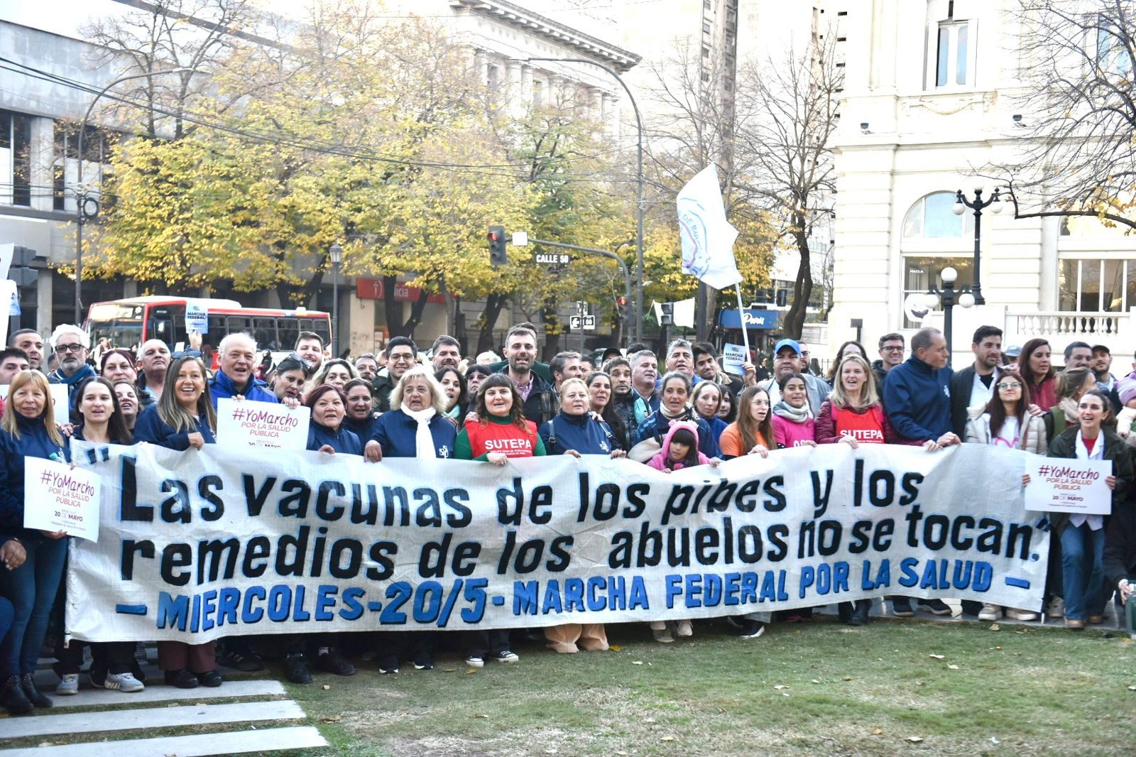 Tras la cuarta Marcha Federal Universitaria, trabajadores sanitarios convocaron la primera movilización masiva en defensa de la salud.