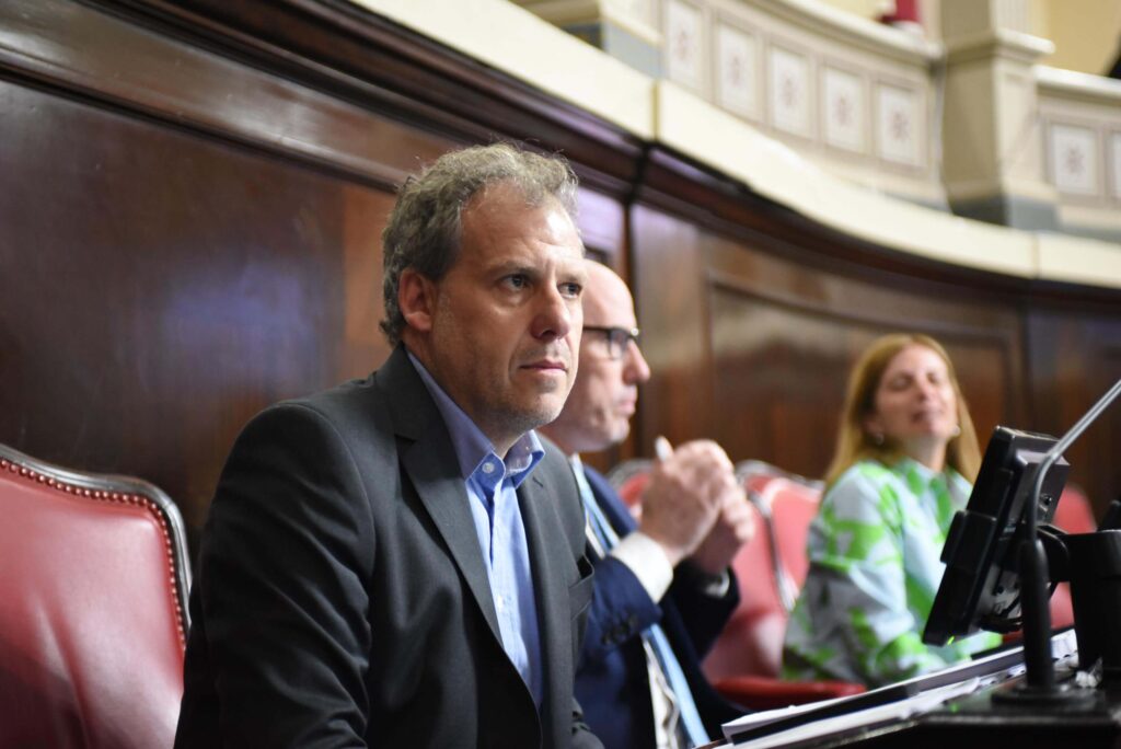 El senador del PRO, Juan Manuel Rico Zini, presentó un proyecto para crear un Programa de Prevención a fin de concientizar sobre los noviazgos violentos en escuelas secundarias.