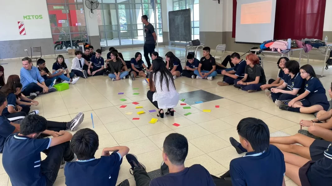 El senador del PRO, Juan Manuel Rico Zini, presentó un proyecto para crear un Programa de Prevención de Noviazgos Violentos en escuelas secundarias.