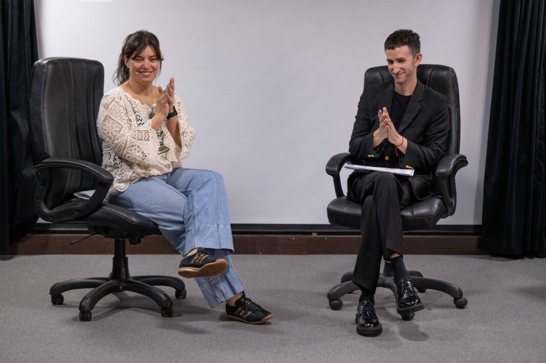 La diputada lilita, Romina Braga, le entregó al director de la serie de Cris Miró un proyecto que declara de interés legislativo a la producción audiovisual.