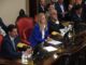 Magario posterga la sesión para enrocar una vice, que asuma un senador y darle ingreso a proyectos El Senado bonaerense podría sesionar la próxima semana por primera vez desde marzo. El massismo enrocaría autoridades y un senador opositor asumiría su banca.