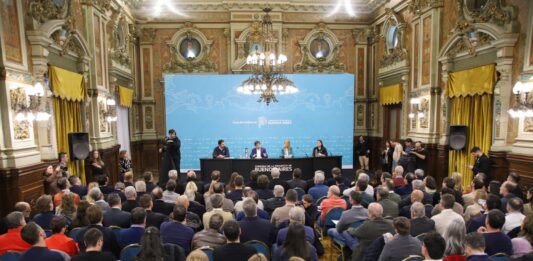 El gobernador Axel Kicillof encabezó este martes una cumbre con intendentes bonaerenses por la situación crítica que atraviesa el sistema sanitario.