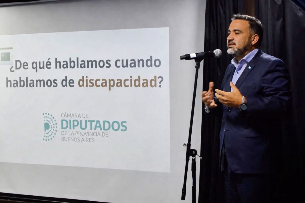 Fabián Luayza encabezó un conversatorio sobre discapacidad en Diputados y presentó un proyecto para ampliar derechos y accesibilidad en la ley provincial.