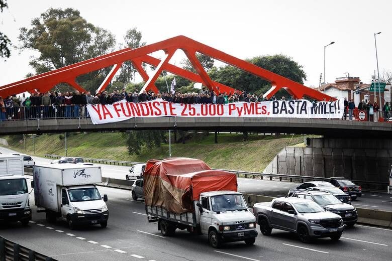 La protesta de ATE contra el cierre de pymes terminó con tensión, heridos y represión policial sobre la General Paz, en San Martín.