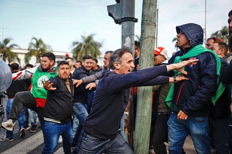 Katopodis intercedió ante la represión policial en la marcha contra el cierre de pymes El ministro bonaerense Gabriel Katopodis intervino durante la represión policial al reclamo sindical que impulsó ATE por el cierre de pymes.