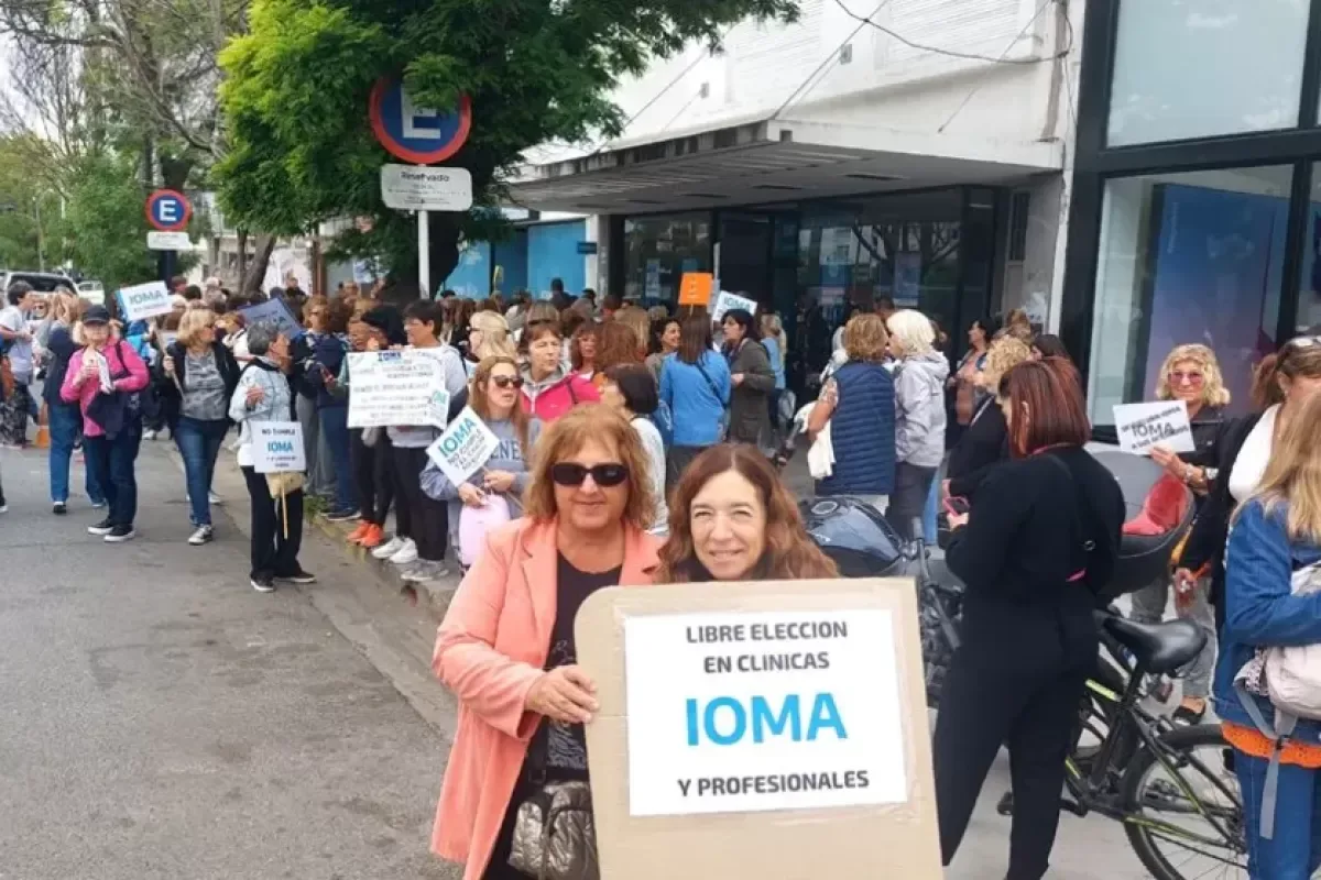 Además de los reclamos en la Legislatura, los afiliados de IOMA piden mejores prestaciones en todos los municipios. 