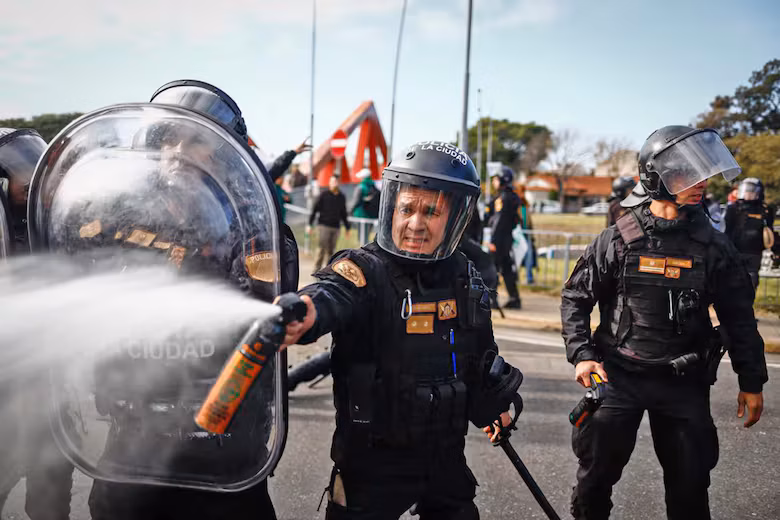 Imagenes de la represión durante la marcha por el cierre de las pymes.