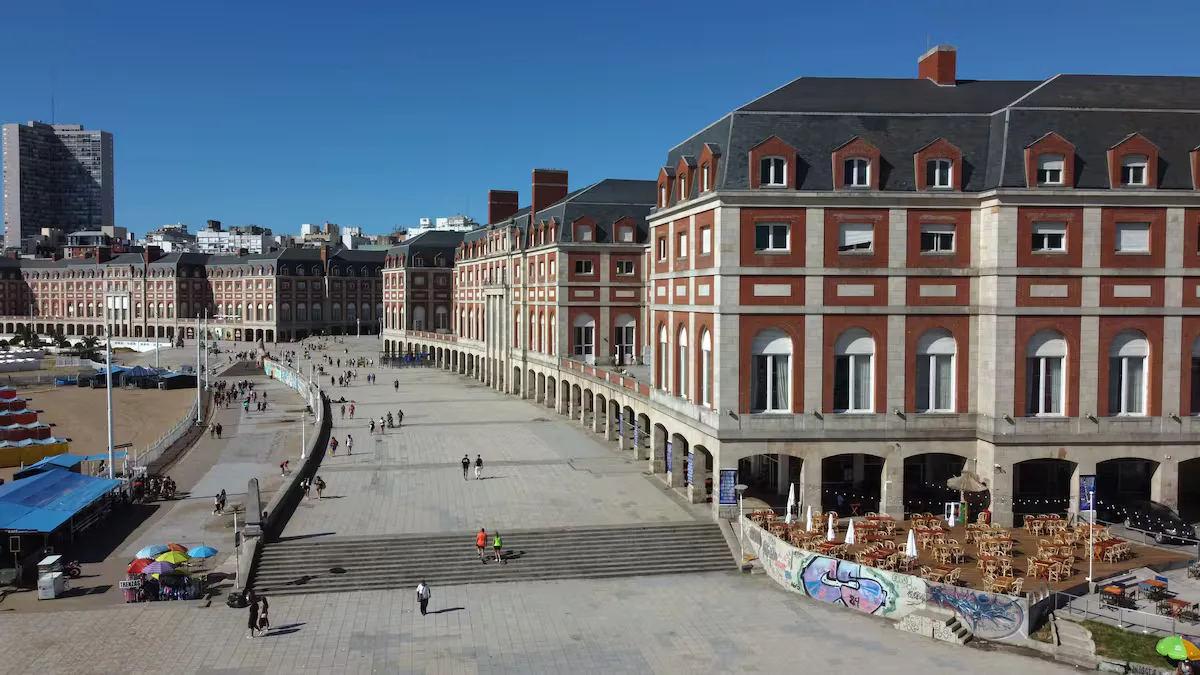 La senadora de Fuerza Patria, Fernanda Raverta, busca crear un organismo provincial que regule y preserve la Rambla de Mar del Plata.