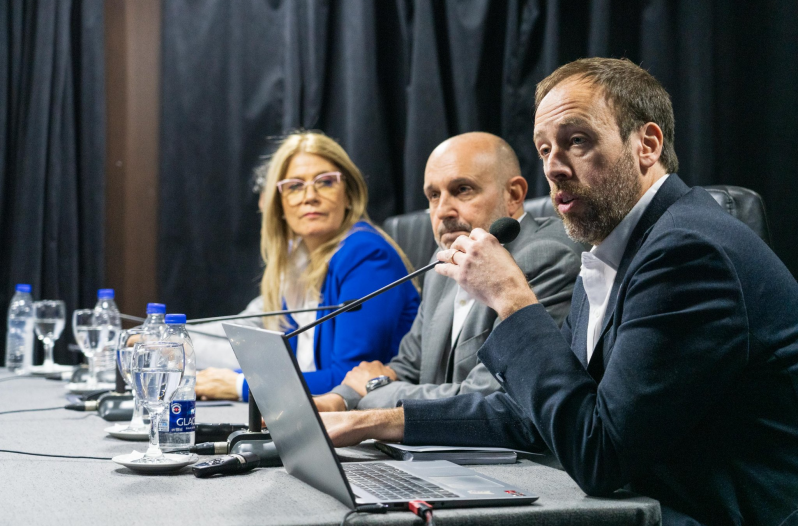 El ministro de Economía bonaerense, Pablo López, advirtió que cierran 232 empresas pymes por mes en la provincia de Buenos Aires producto de la crisis. 