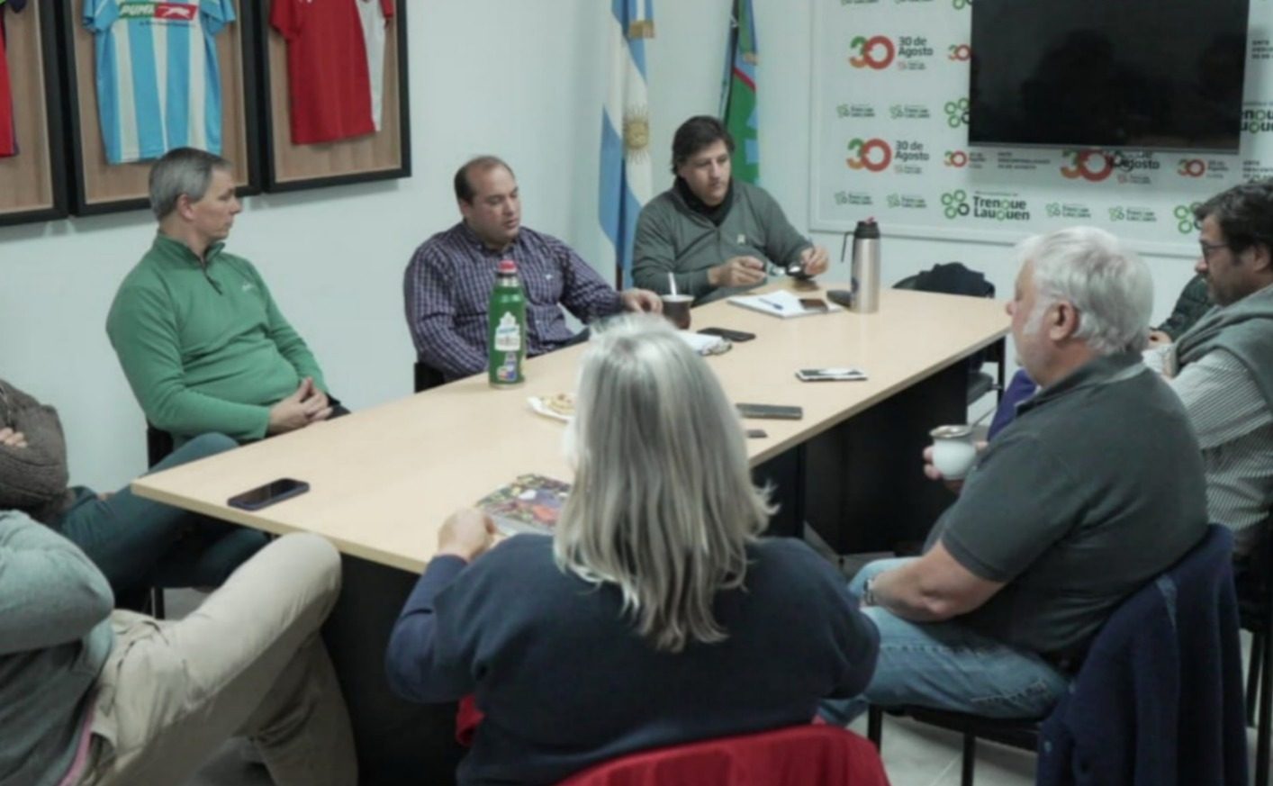 Trenque Lauquen: Recoulat e integrantes de la Sociedad Rural 30 de Agosto abordaron la situación del estado de los caminos rurales.
