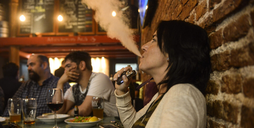 La diputada bonaerense, Ayelén Rasquetti, presentó un proyecto para ampliar las restricciones del tabaco y los cigarrillos electrónicos a todos los espacios públicos al aire libre.