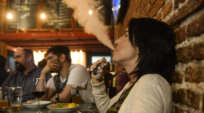 Diputados presentan otra ley para sacarle a Milei el negocio de los cigarrillos electrónicos La diputada bonaerense, Ayelén Rasquetti, presentó un proyecto para ampliar las restricciones del tabaco y los cigarrillos electrónicos a todos los espacios públicos al aire libre.