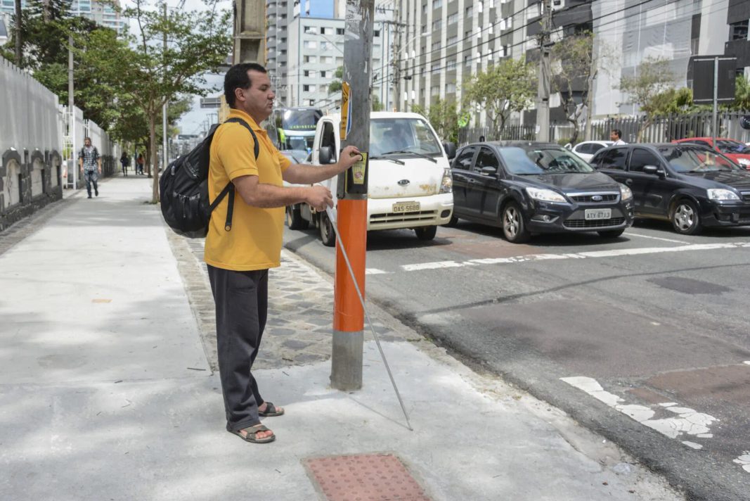 El proyecto del senador del PRO, Juan Rico Zini, busca promover la accesibilidad y seguridad vial de las personas con discapacidad visual.
