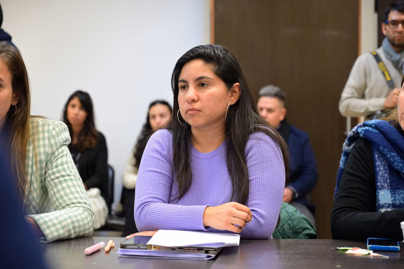 La diputada bonaerense Noelia Saavedra impulsa una ley para regular créditos digitales, limitar cobranzas abusivas y asistir a hogares endeudados.